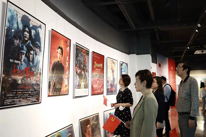 看海報、學(xué)黨史，健康產(chǎn)業(yè)公司黨總支組織參觀“紅色電影海報展”1_副本.jpg